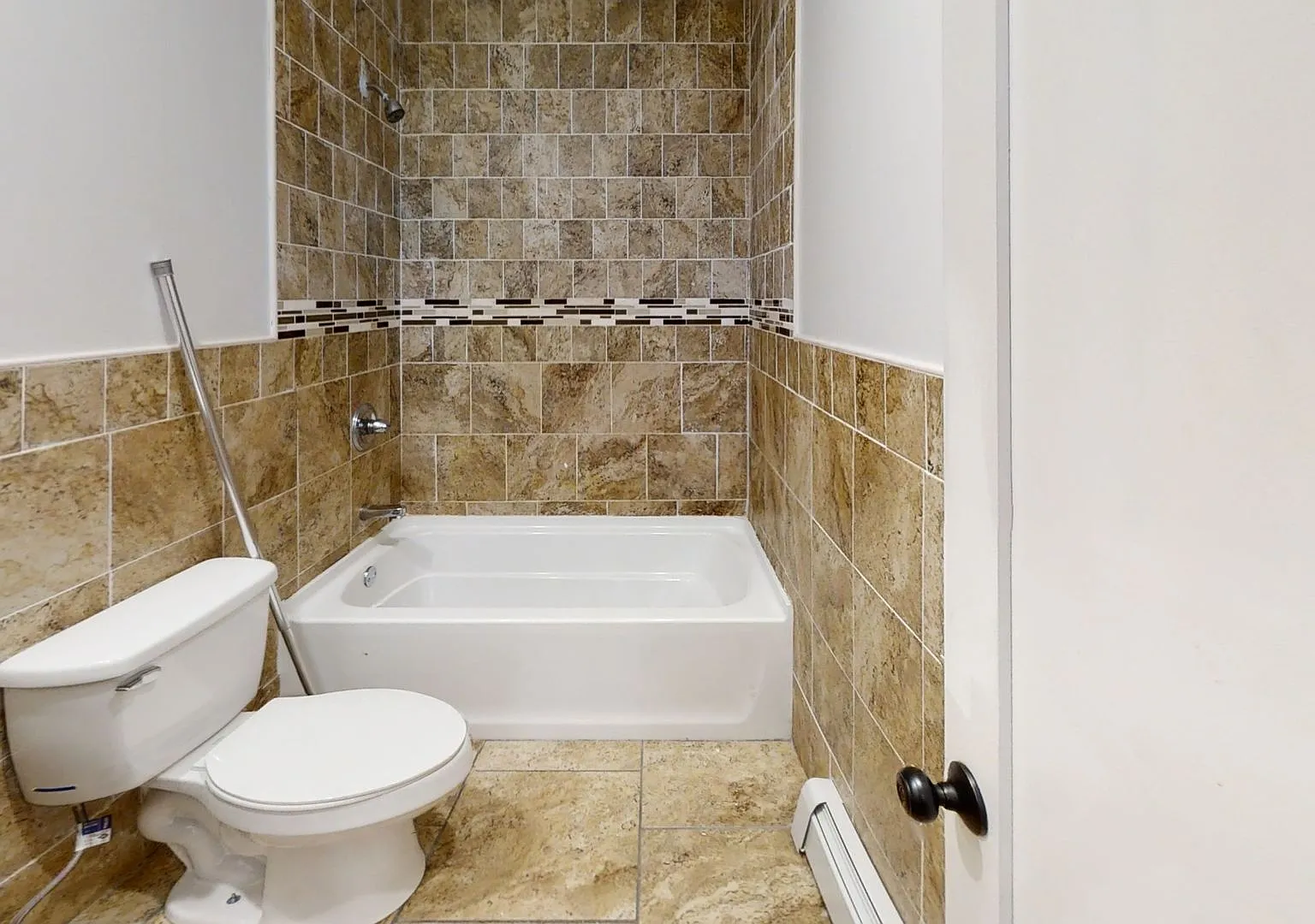 Newly Renovated 2,3,4 Bedroom apartments. Downtown Albany Off Campus student apartments. — Photo 4