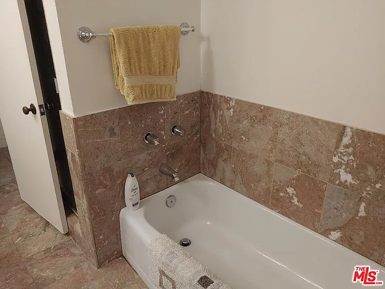 23918 De Ville Way #B — Photo 31