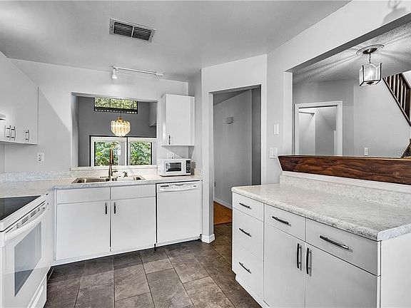 5th image of 124 Crown Point Cir Unit 124