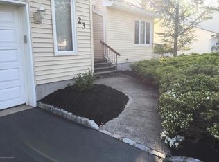 23 Tracy Dr, Manalapan, NJ 07726