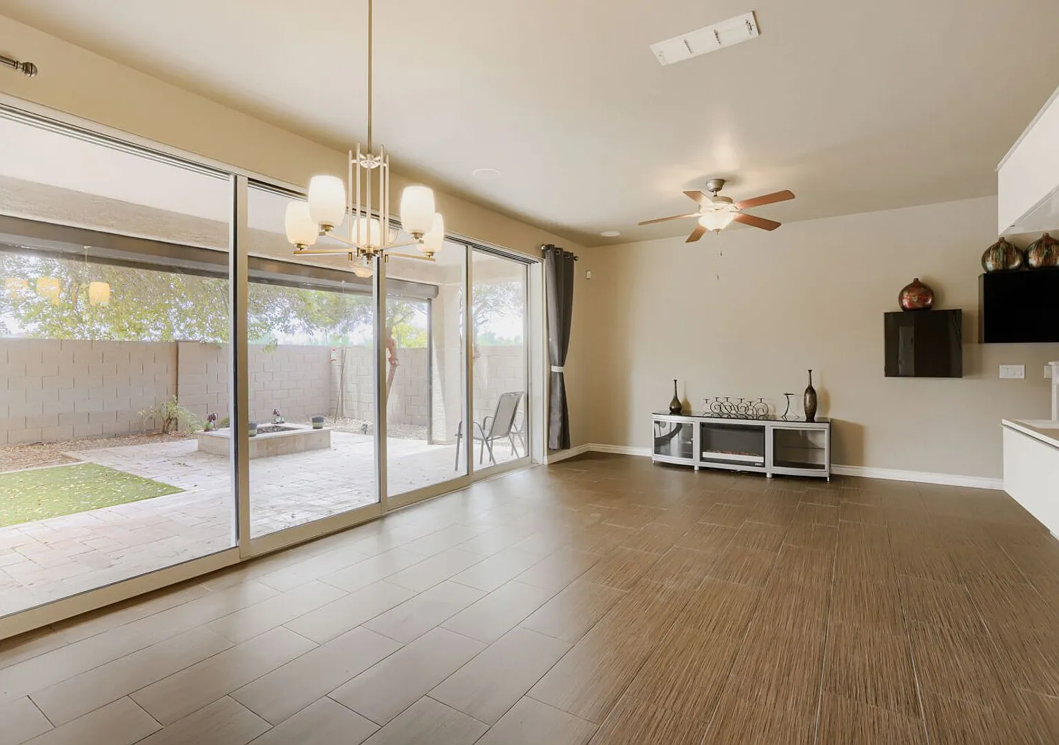 Gorgeous 3 bedroom home-former model homes with lots of upgrades! — Photo 4