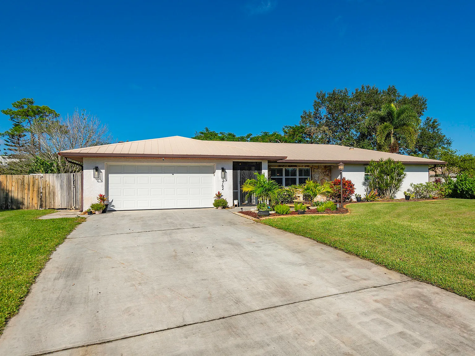 3 bed, 2.0 bath, 2032 sqft, $11,000 — Photo 2