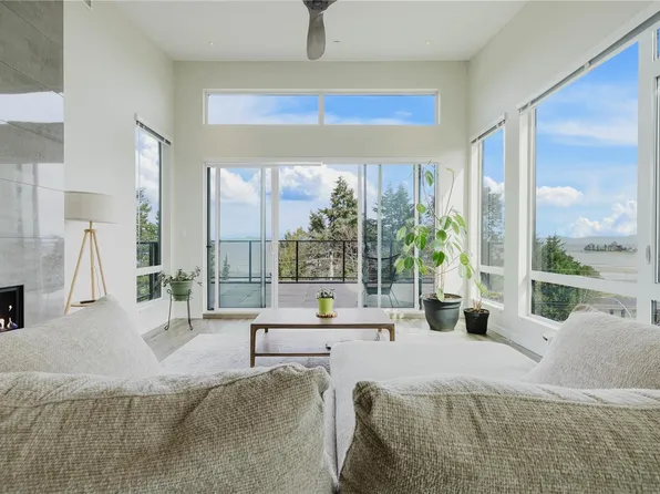 100 Lombardy St #402, Parksville, BC V9P 1P3