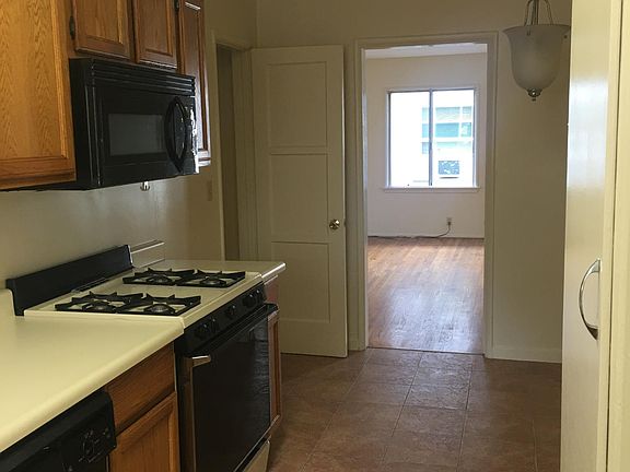 5th image of 2615 W Victory Blvd #C