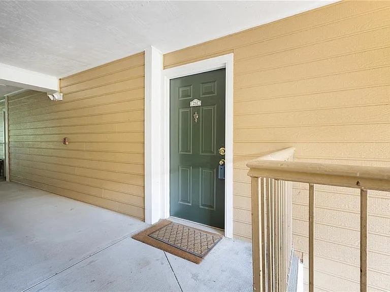 232 Bentley Pl — Photo 2