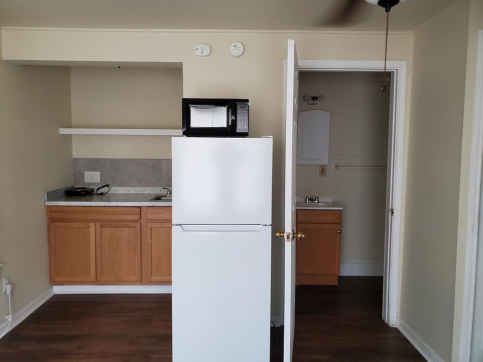 2nd image of 305 E Sabine St #B