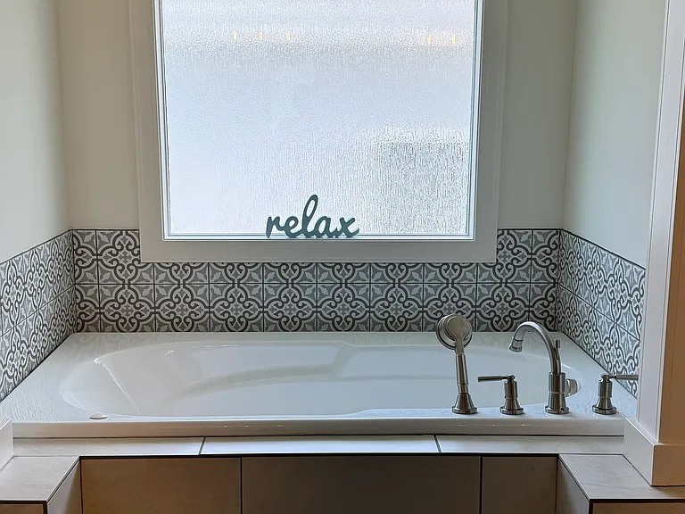 Master bedroom jetted tub