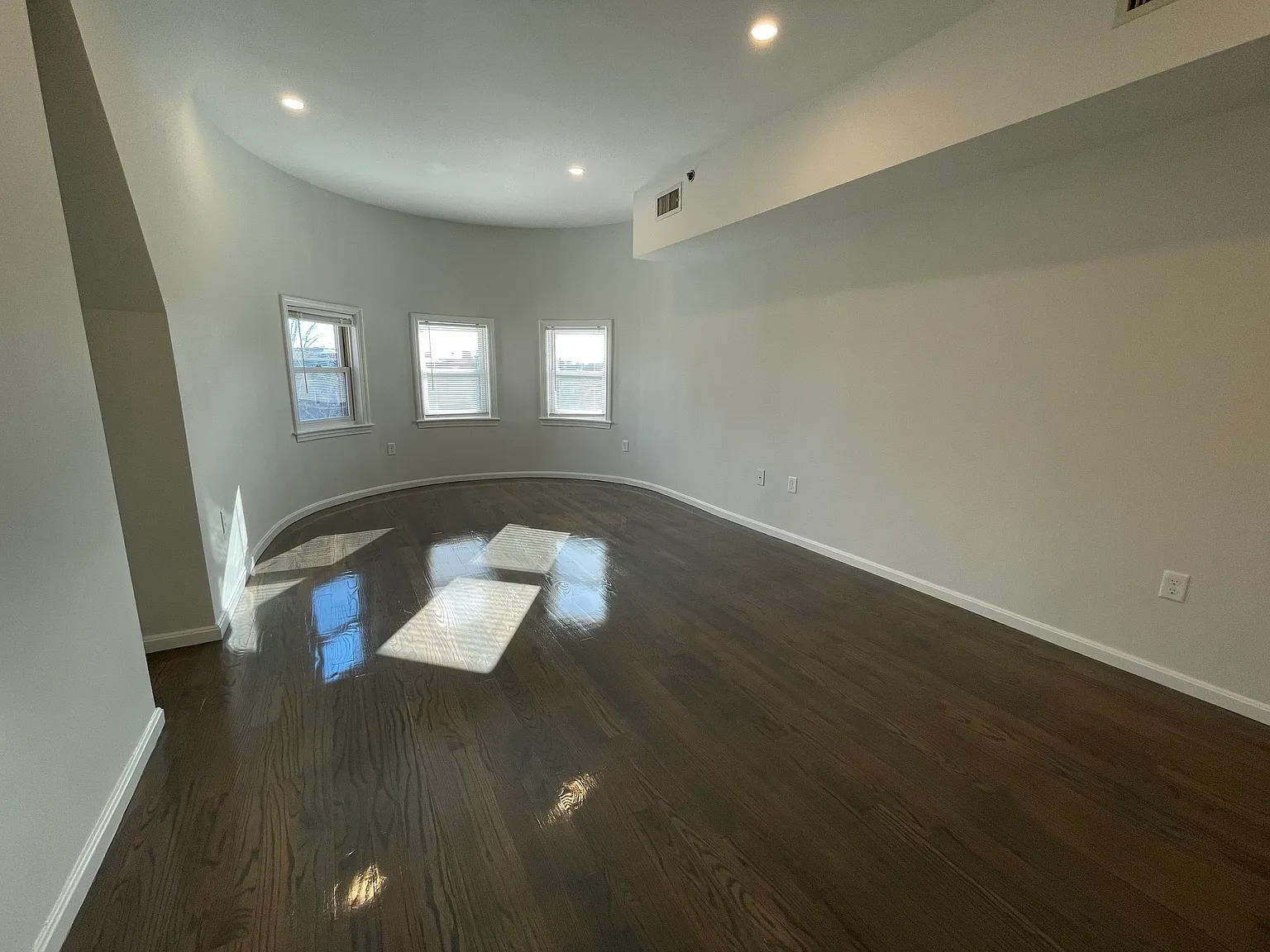 3 bed, 1700 sqft, $5,750 — Photo 3