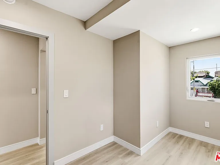 225 N Burlington Ave — Photo 15