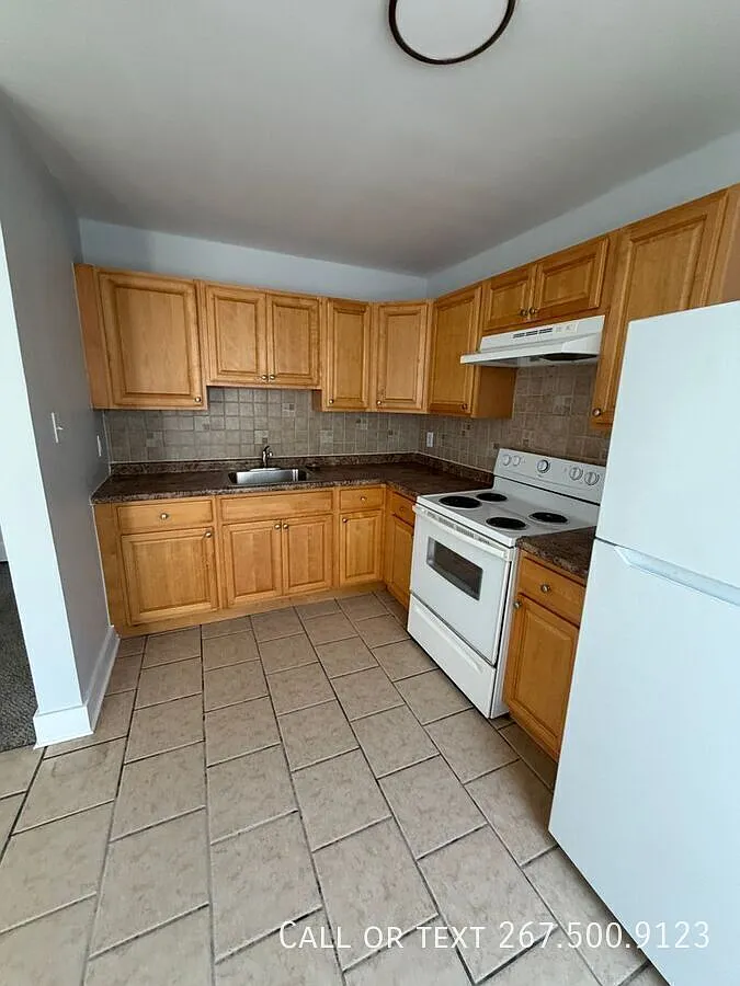 Two bedroom one bathroom in Germantown! Balcony, extra storage and shared laundry!! — Photo 4
