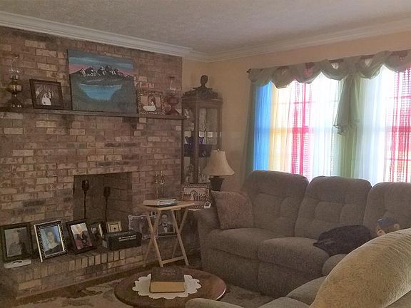 3rd image of 107 N Porter Dr