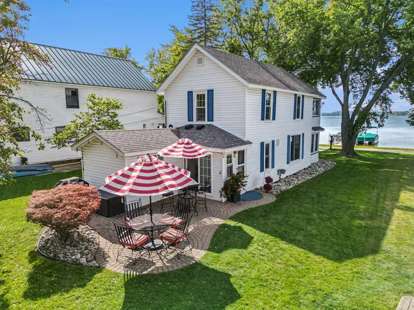 1064 Shoreline Dr, Brooklyn, MI 49230