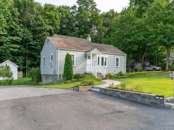 4 Glenwood Ave, Foxboro, MA 02035