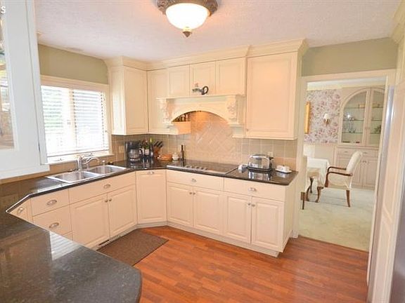 3rd image of 4573 Edgewater Dr