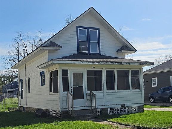 3rd image of 1709 Iowa St