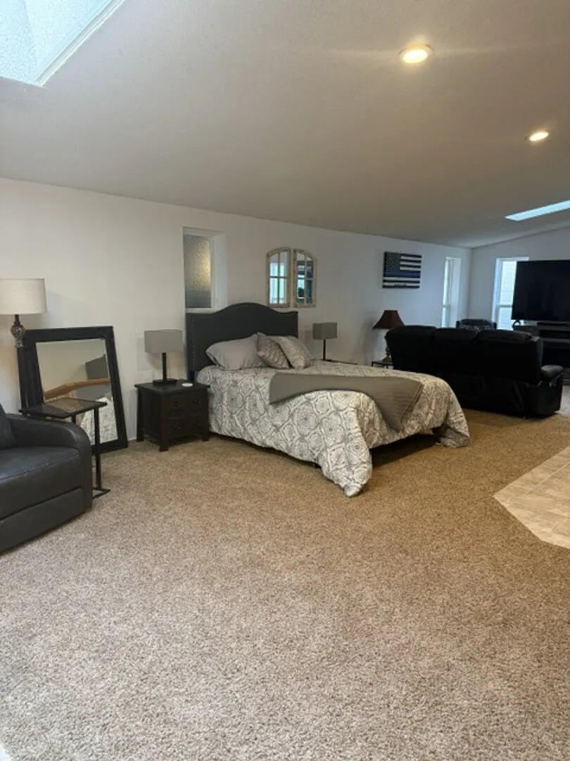 Open Concept, Spacious, Relaxing Studio — Photo 2