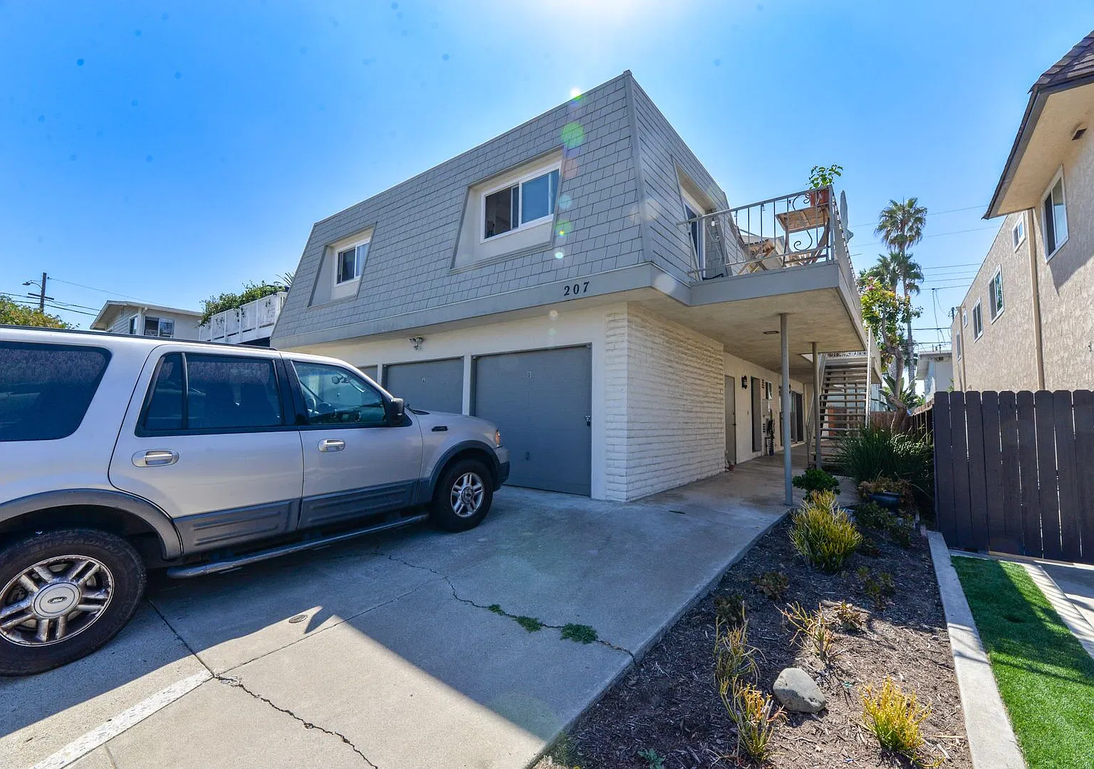 207 W Mariposa — Photo 1