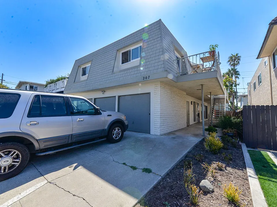 207 W Mariposa