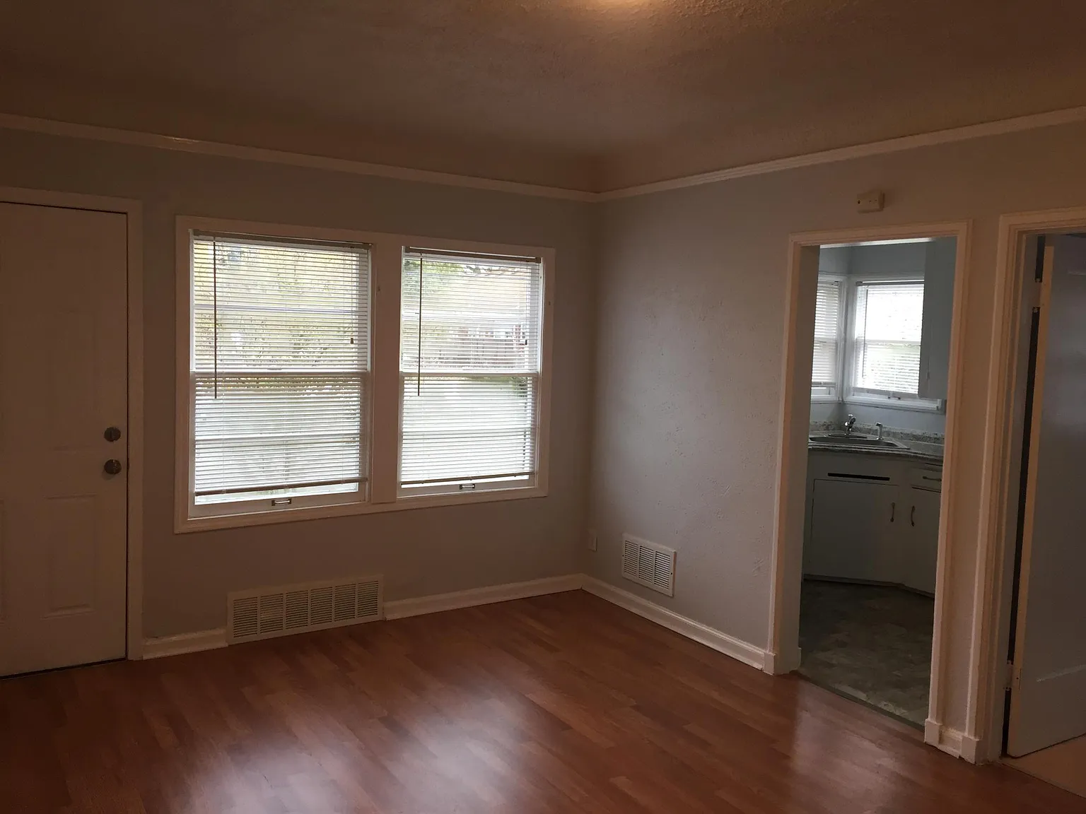 Studio, 420 sqft, $1,175 — Photo 3