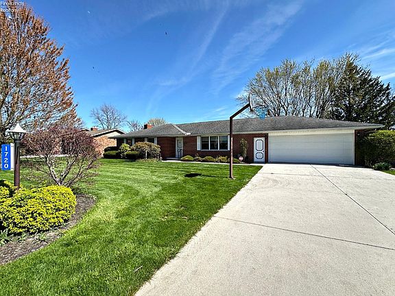3rd image of 1720 Meadowlake Dr
