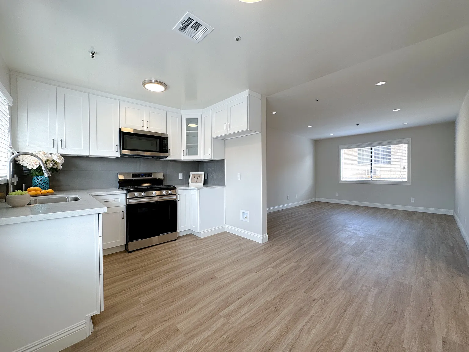 2 bed, 900 sqft, $2,699 — Photo 3