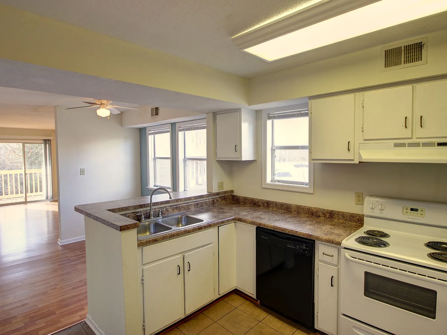 3 bed, 3.5 bath, 1700 sqft, $1,795 — Photo 1