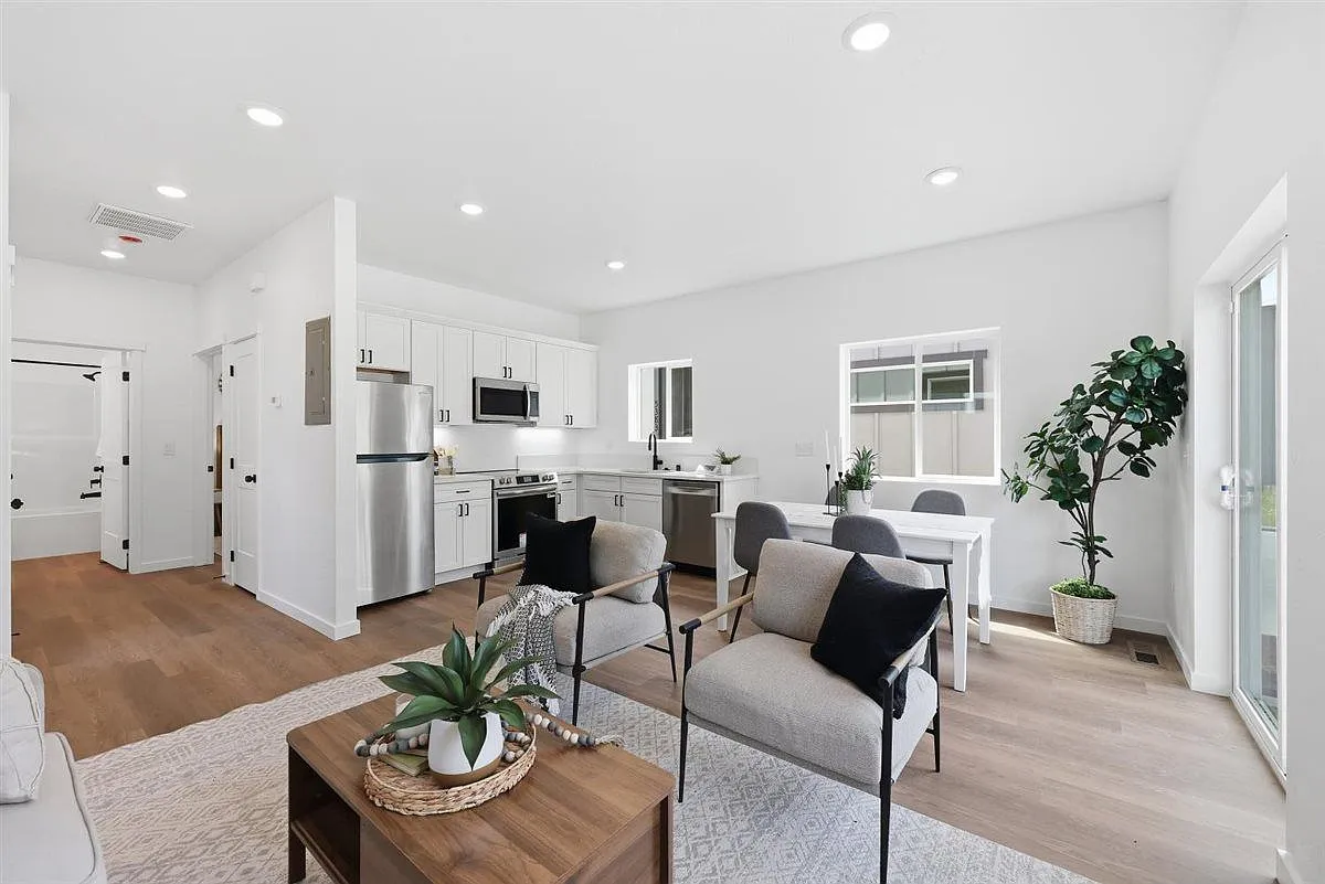 1 bed, 894 sqft, $1,495 — Photo 3
