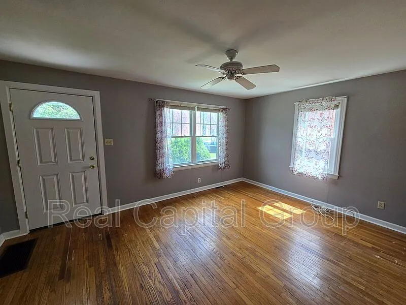 3 bed, 1.0 bath, 1200 sqft, $1,995 — Photo 2