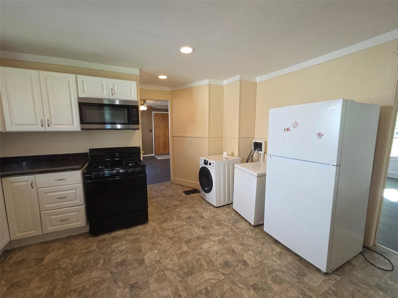 4 bed, 2.0 bath, 2077 sqft, $2,000 — Photo 4