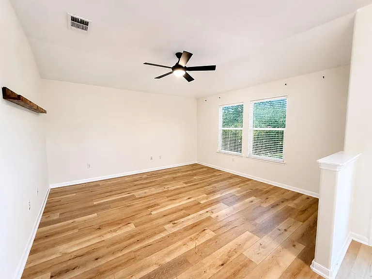 202 Mossberg Ln — Photo 5