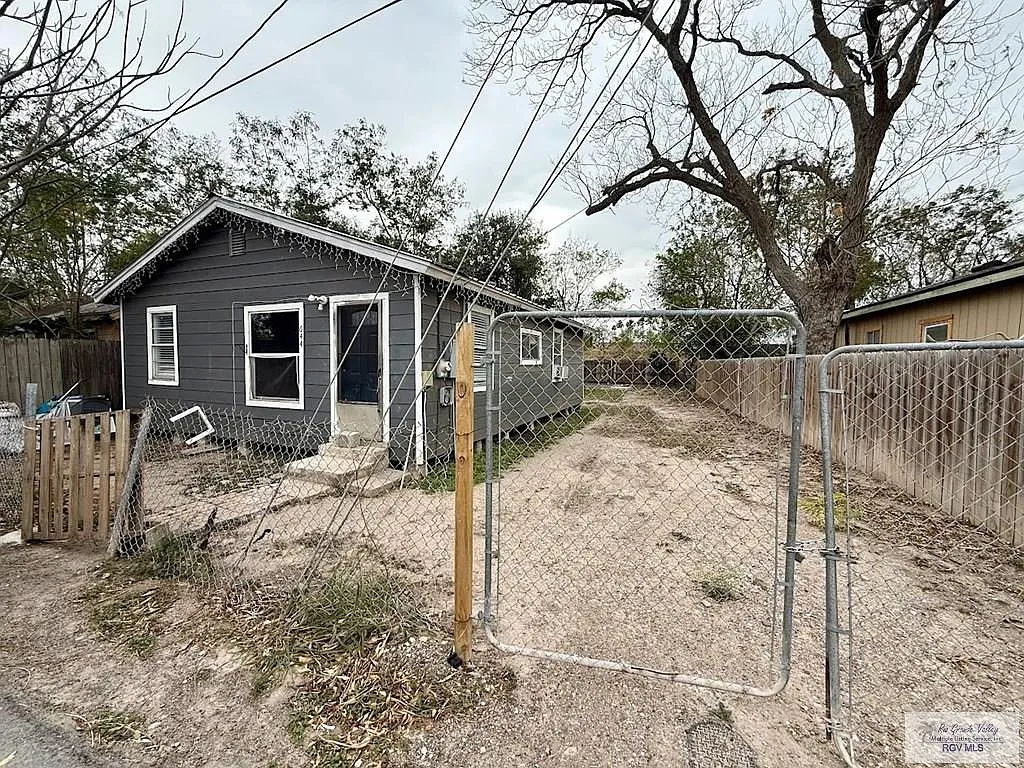 Building Photo - 644 D St