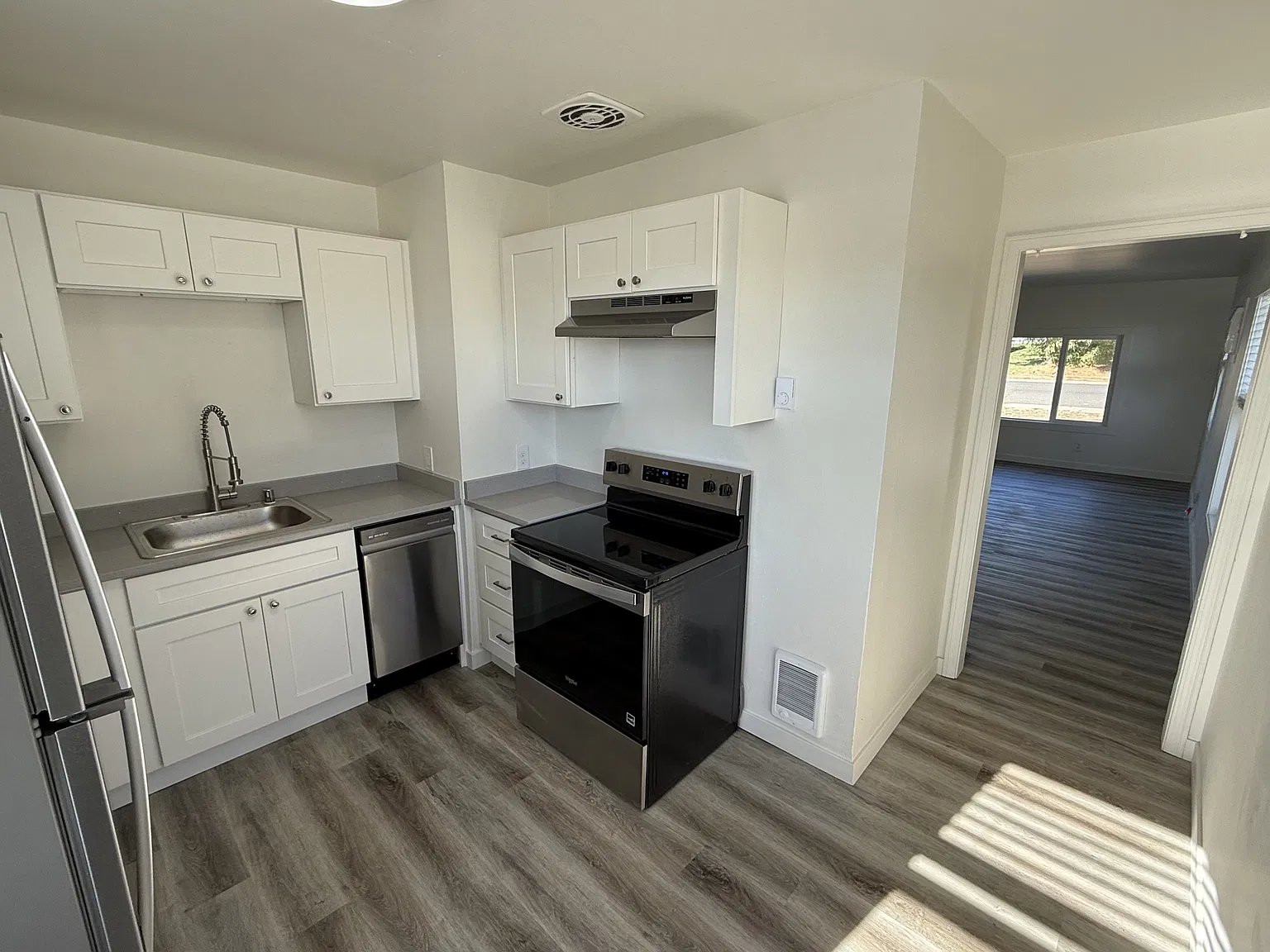 Webster - 1221 — Photo 1