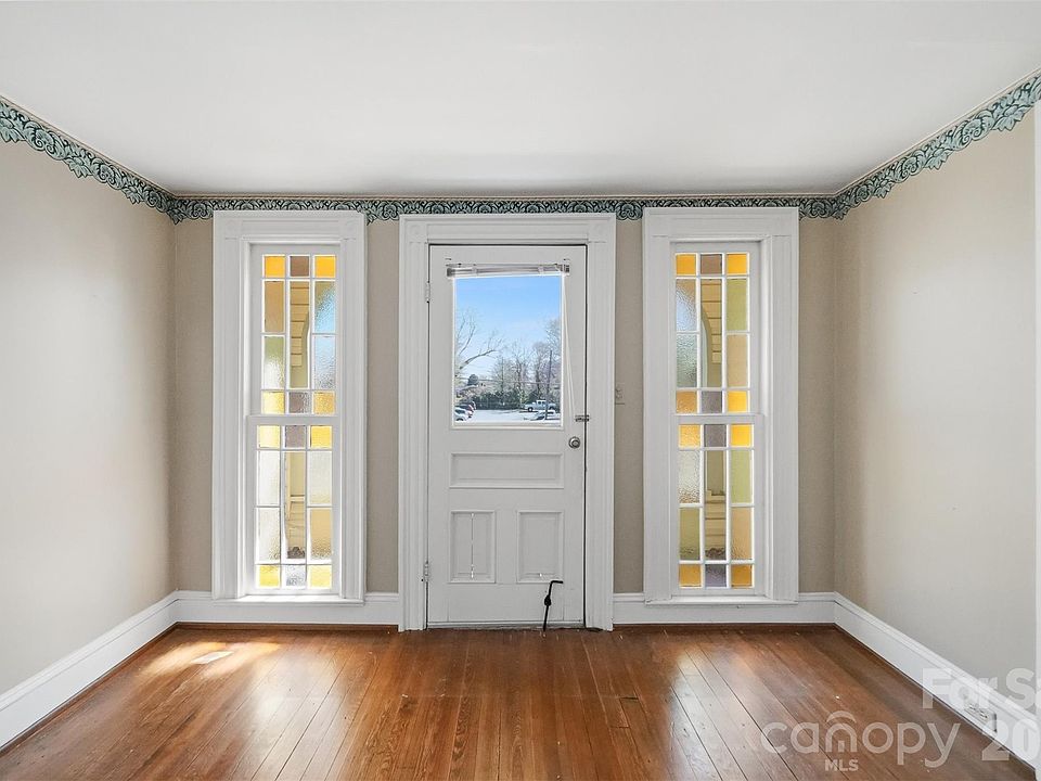 20th image of 121 5th Ave NE
