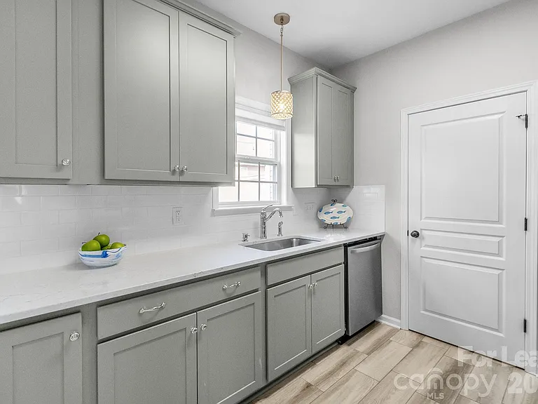558 Calen Ln — Photo 3