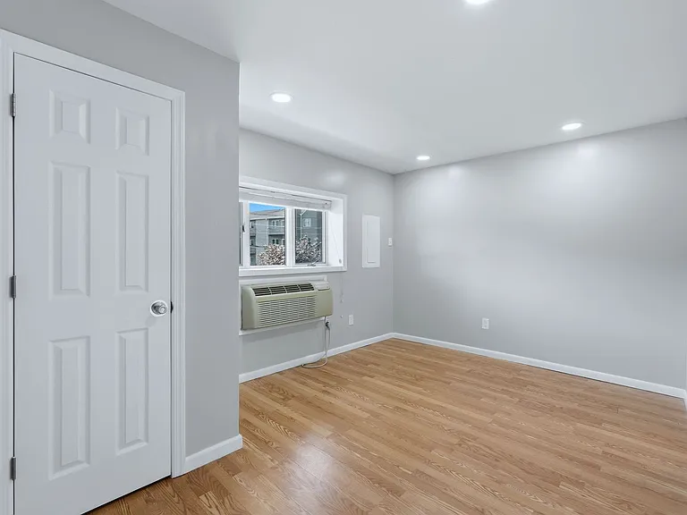 1 Coles Ave #1C — Photo 9