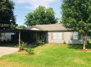 413 W Oak St, Highlands, TX 77562