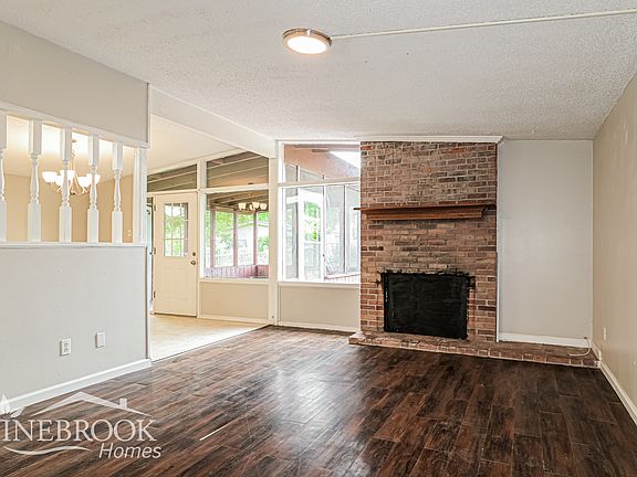 3rd image of 2820 Holiday Hill Dr