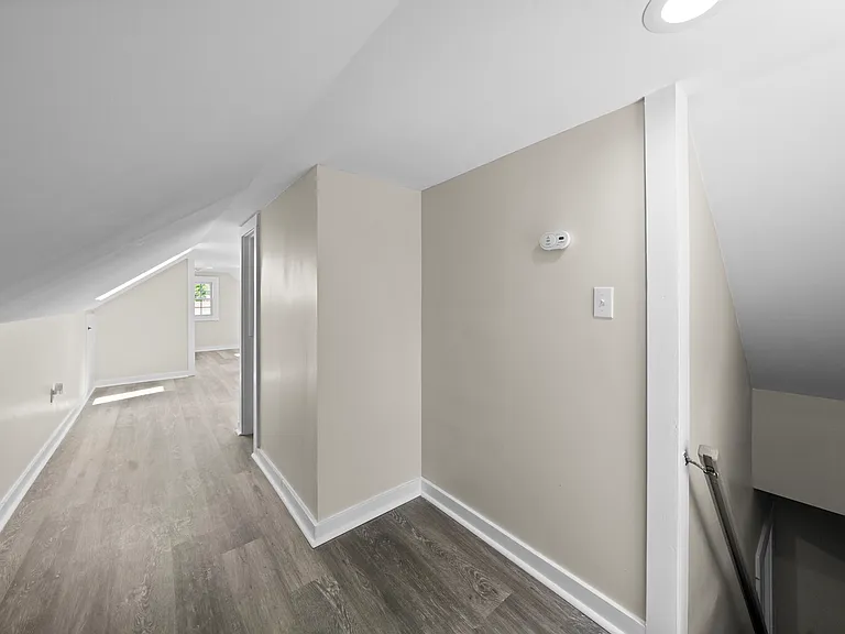 70 Lambert St — Photo 43