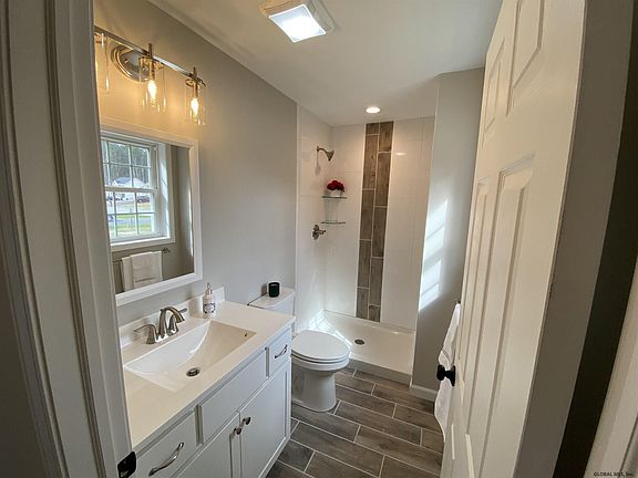 4th image of 16 Timberlane Dr