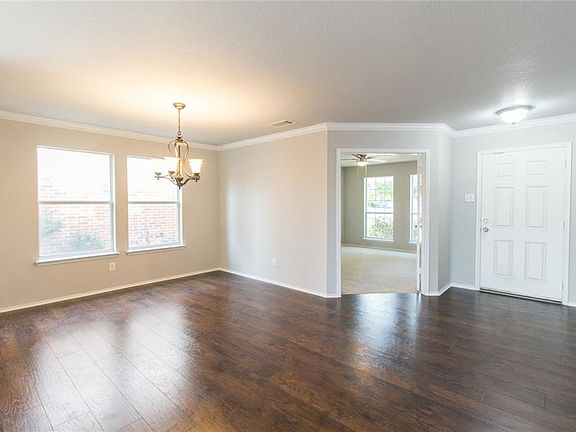 5th image of 404 Chase Hill Ln