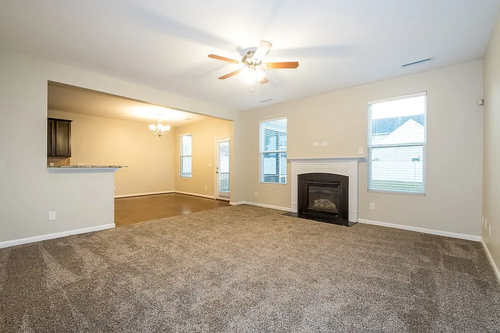 3 bed, 2.5 bath, 2013 sqft, $3,120 — Photo 2