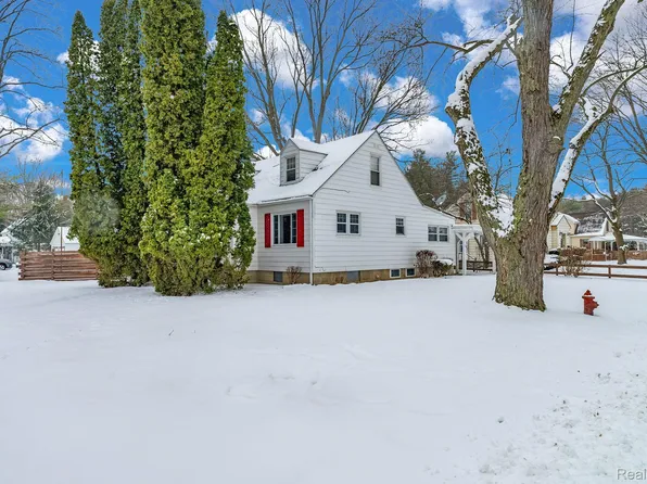 29 Pack St, Croswell, MI 48422