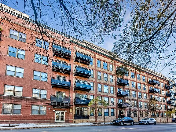 2nd image of 1735 W Diversey Ave #518