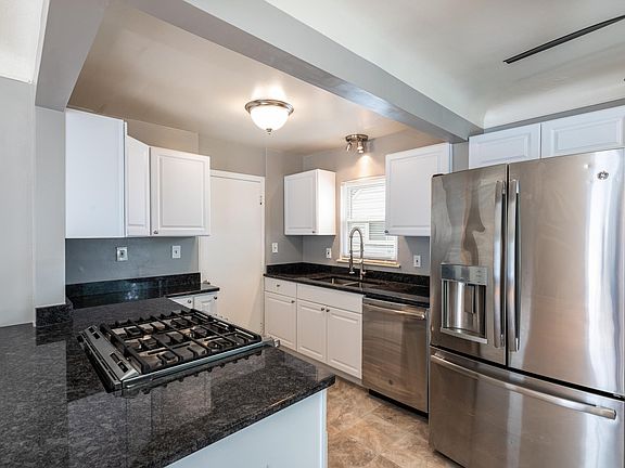 3rd image of 3050 Grindley Park St