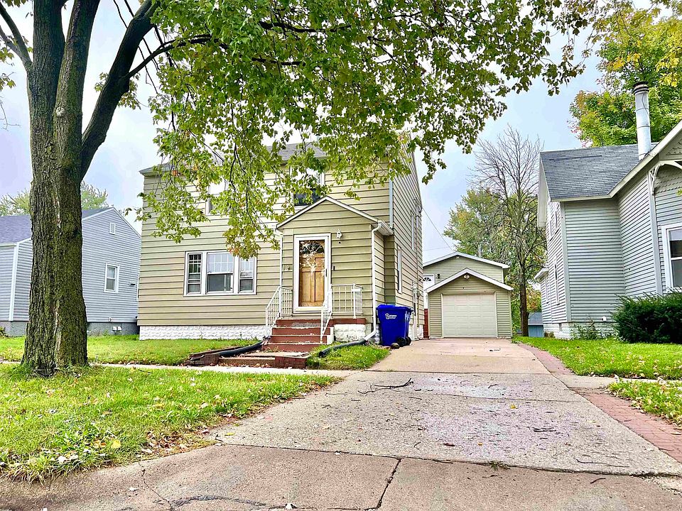 1st image of 823 1st Ave NE