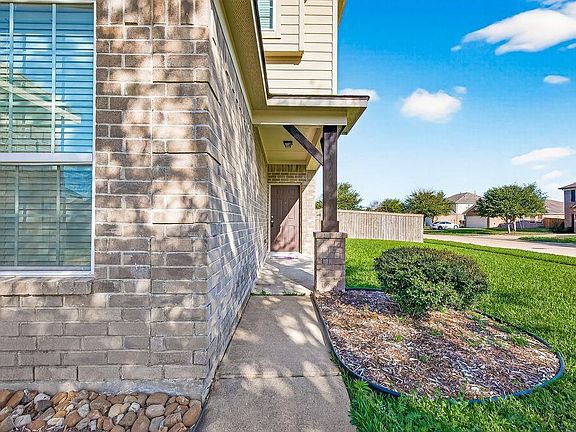 4th image of 2810 Meadowbrook Ln