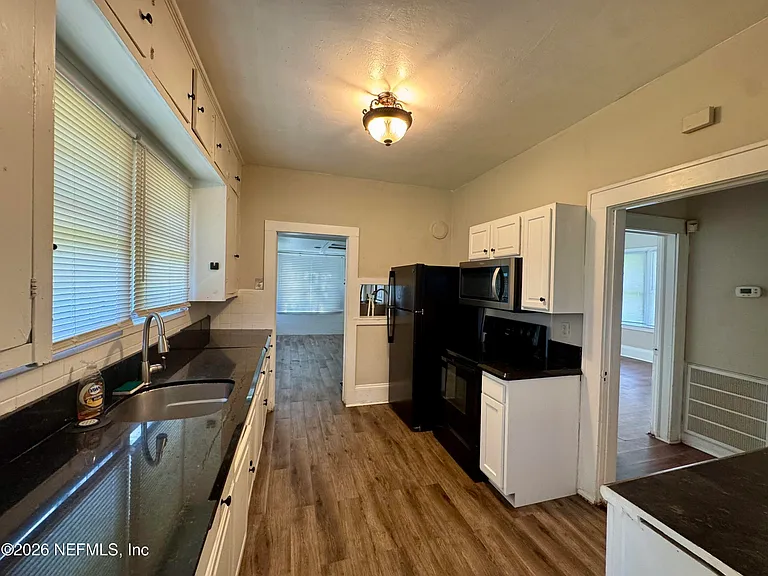 805 Saint Clair St — Photo 7