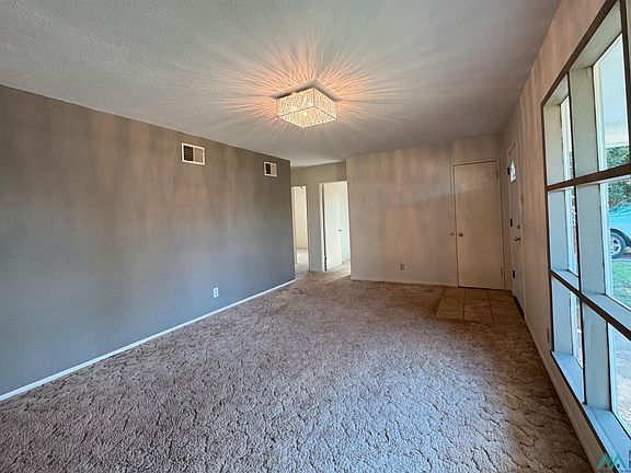 4th image of 209 E Plaza Dr