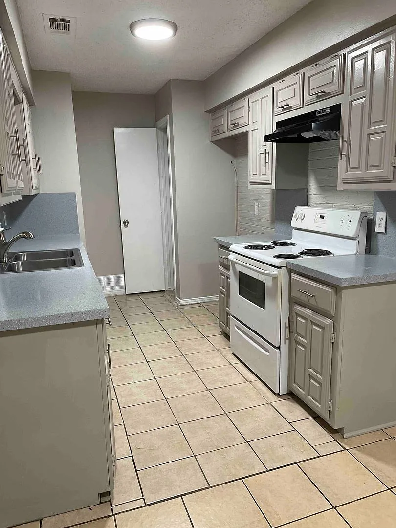 114 Shadybrook Desoto, Texas — Photo 2