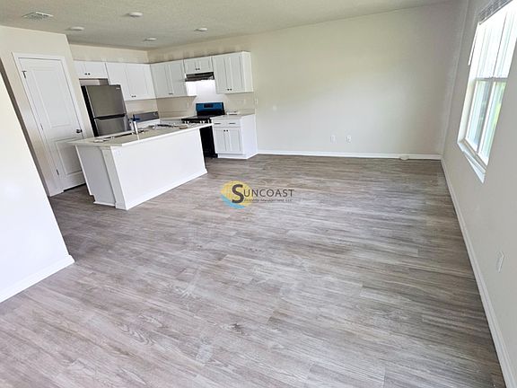 4th image of 77 Wheatfield Dr #B